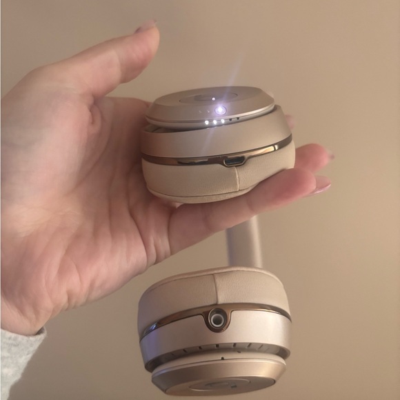 Beats Solo 3, barely used comes with carrying case - Picture 6 of 6